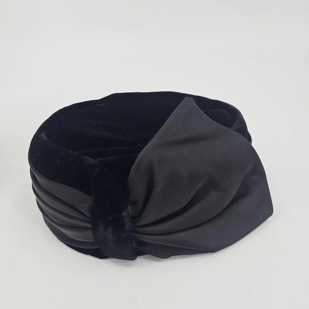 Vintage 1940s - 1950s Black Velvet Satin Bow Church Wedding Pillbox Hat Jackie-O - Picture 5 of 11